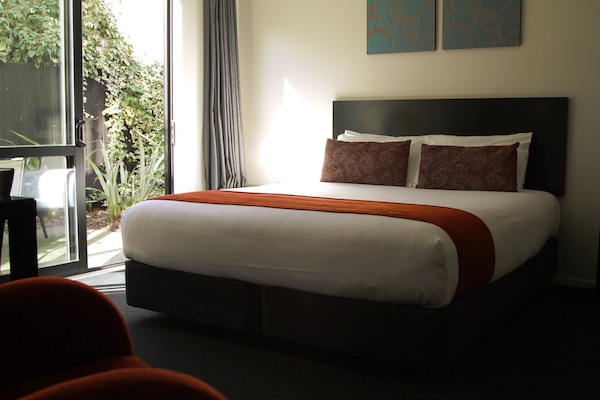 Executive Triple Room | Meja, langsir/tirai gelap terus, kalis bunyi, seterika/papan seterika