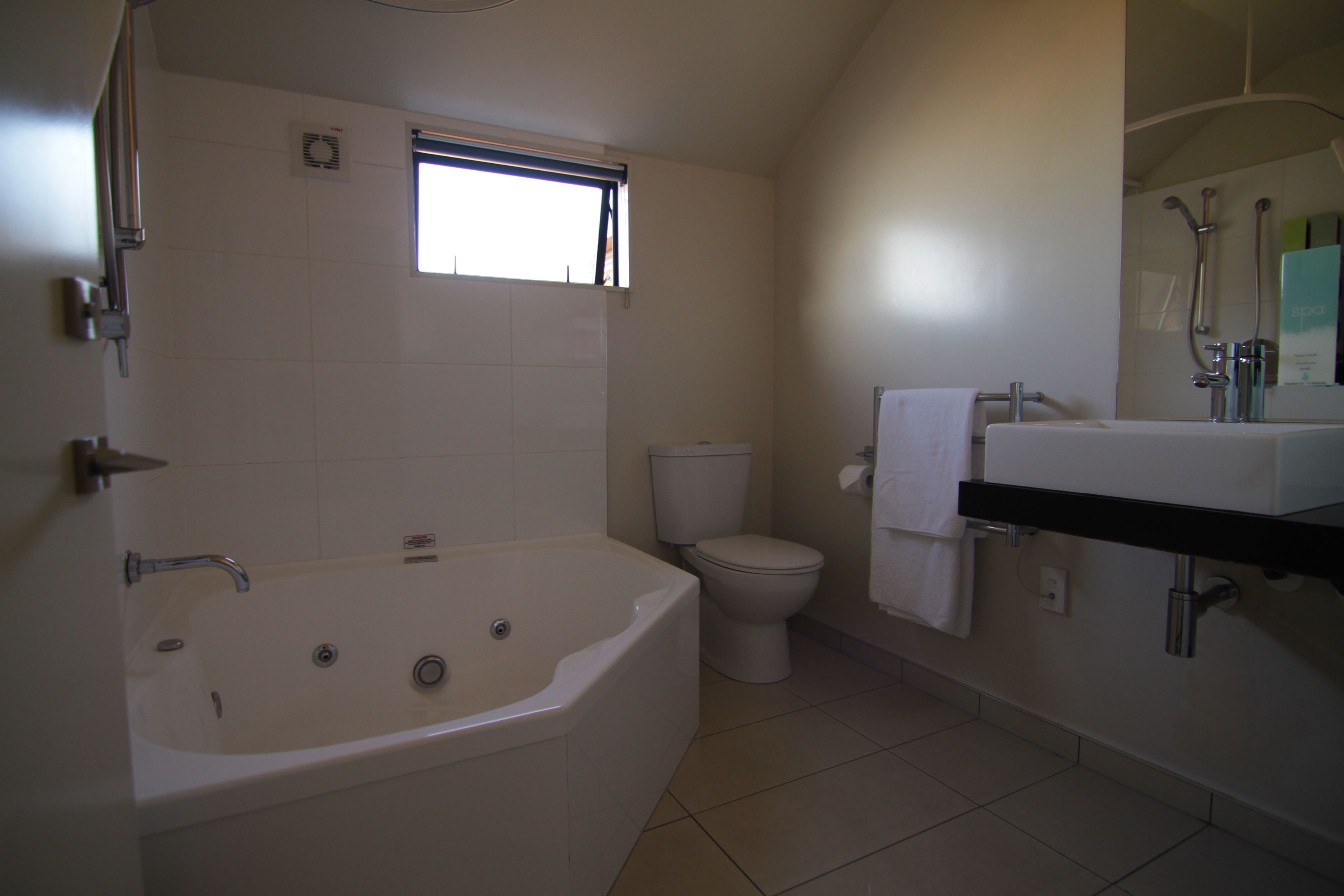 Douche, articles de toilette gratuits, sèche-cheveux