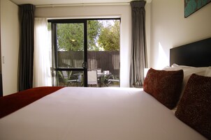 Kamar Triple Eksekutif | Meja kerja, tirai kedap cahaya, kedap suara, dan setrika/meja setrika