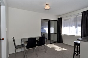 Townhouse 2 Bedrooms | In-room dining - 175 Metropolitan Executive Motel on Riccarton (Christchurch)