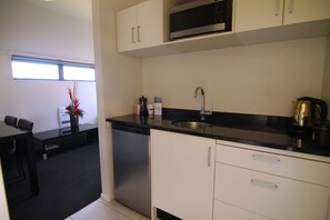 Economy Suite, 2 Bedrooms | Private kitchen - 175 Metropolitan Executive Motel on Riccarton (Christchurch)
