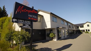 Un motel con un letrero que indica habitaciones agotadas, WiFi gratuito y propiedad 100% de Kiwi.