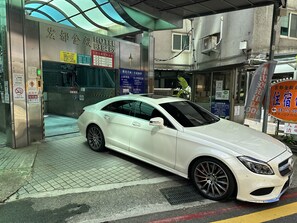 Third-party on-site parking, limited parking - Hotel HD Palace (Taipei)