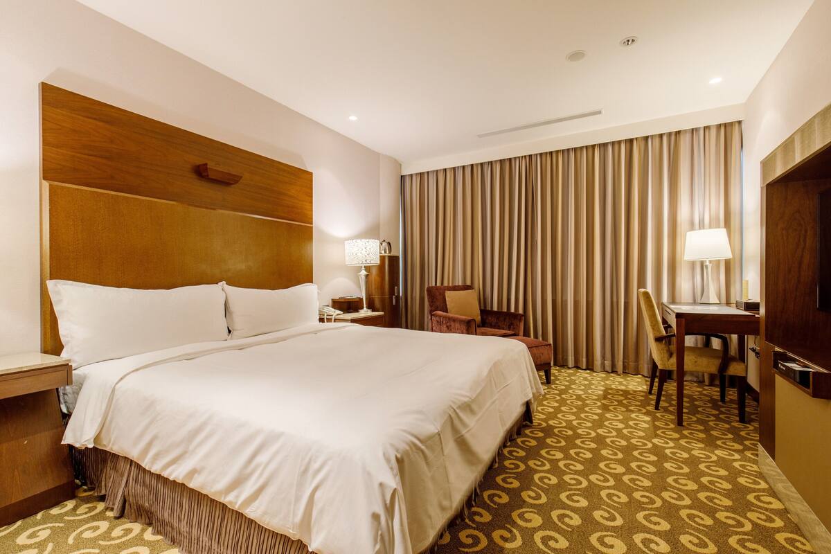Superior Room | Premium bedding, down comforters, pillowtop beds, minibar