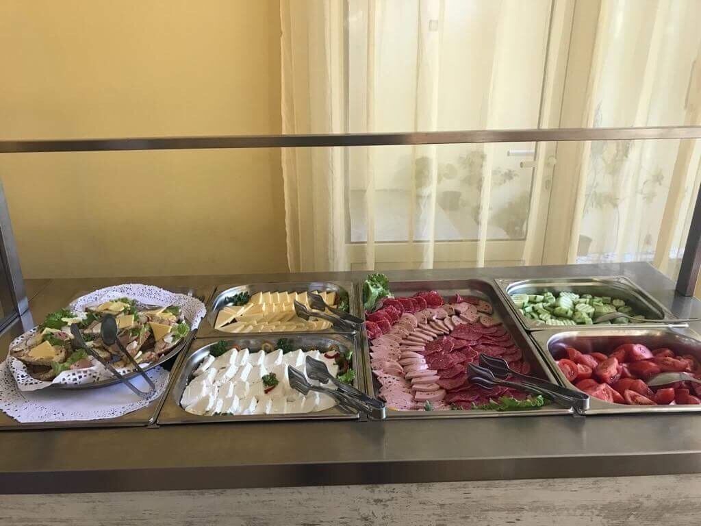 Ein reichhaltiges Buffet mit Salaten, Fleisch- und Käsesorten.