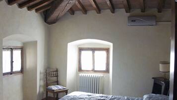 Con stile personalizzato, con arredamento individuale, una scrivania