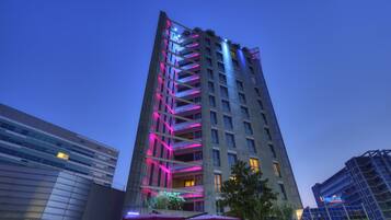 Fassade der Unterkunft – Abend/Nacht