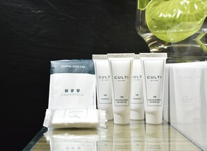 وحدات دش مع أحواض استحمام، مستلزمات مجانية للعناية الشخصية، مجففات شعر