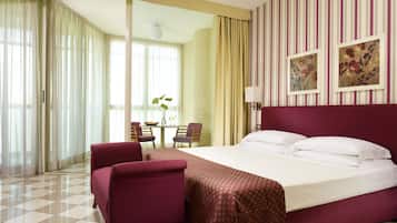 Minibar, Zimmersafe, Schreibtisch, Verdunkelungsvorhänge