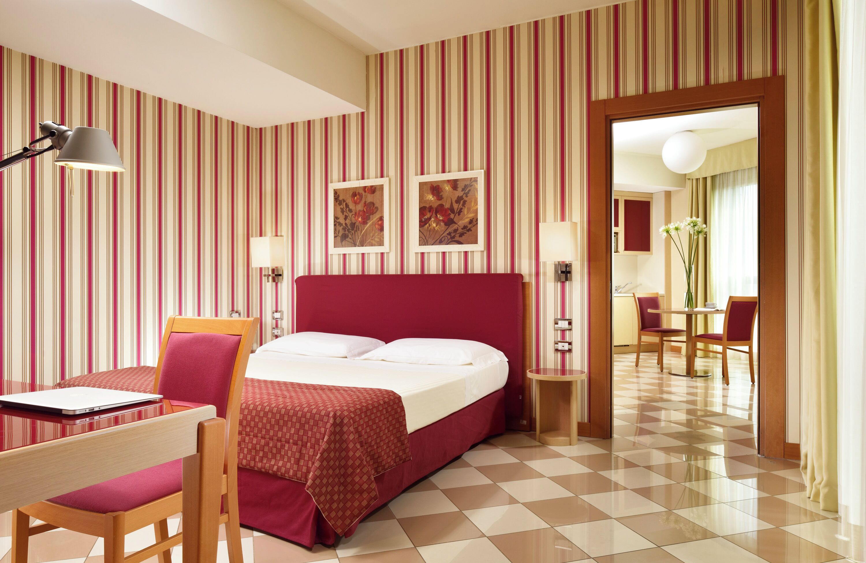 Departamento ejecutivo, 1 habitación | Minibar, caja de seguridad en la habitación y escritorio 