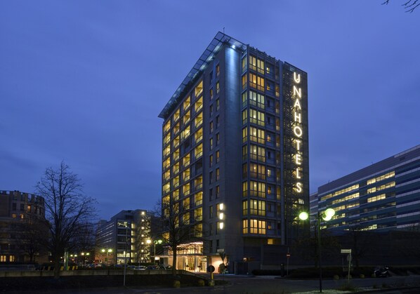 واجهة المنشأة - في المساء/الليل