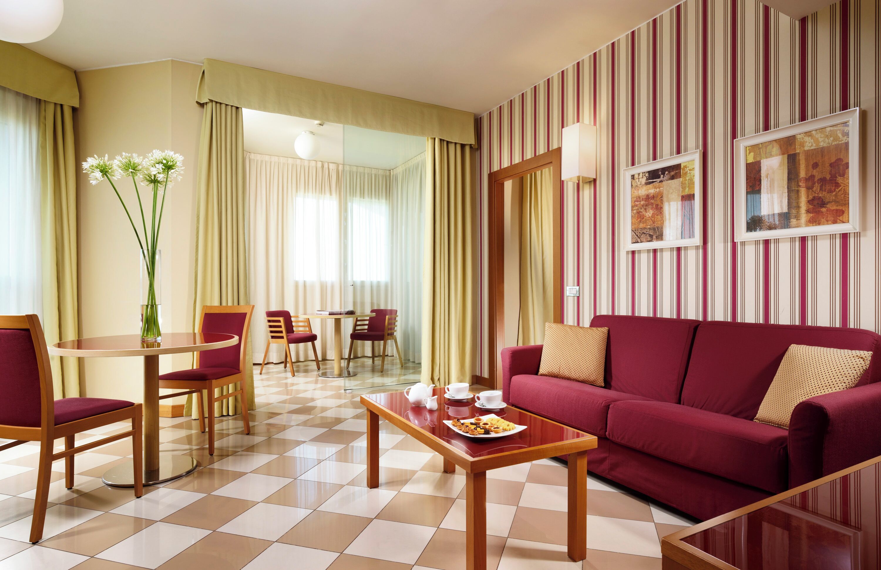 Executive-Apartment, 1 Schlafzimmer | Wohnzimmer | 55-Zoll-LCD-Fernseher mit Satellitenempfang, Fernseher