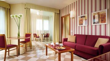 Executive-Apartment, 1 Schlafzimmer | Wohnzimmer | 55-Zoll-LCD-Fernseher mit Satellitenempfang, Fernseher