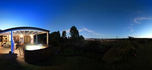 Outdoor spa tub - City Lights Boutique Lodge (Rotorua)
