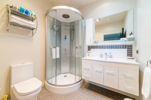 Suite (Tui Suite) | Badkamer | Een douche, gratis toiletartikelen, een haardroger, badjassen