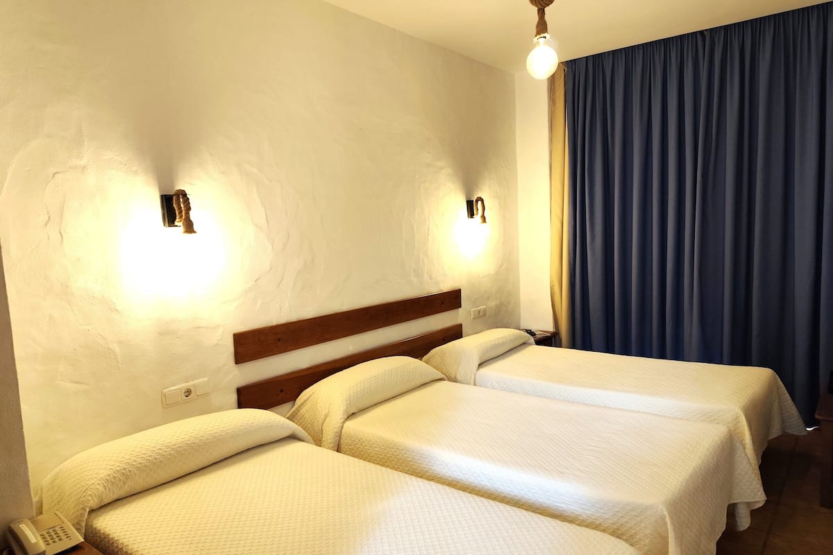 Phòng đôi (Extra Bed) | Minibar, bàn, truy cập Internet không dây miễn phí, bộ trải giường