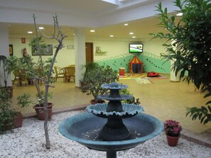 Courtyard - Hotel Oasis Atalaya (Conil de la Frontera)
