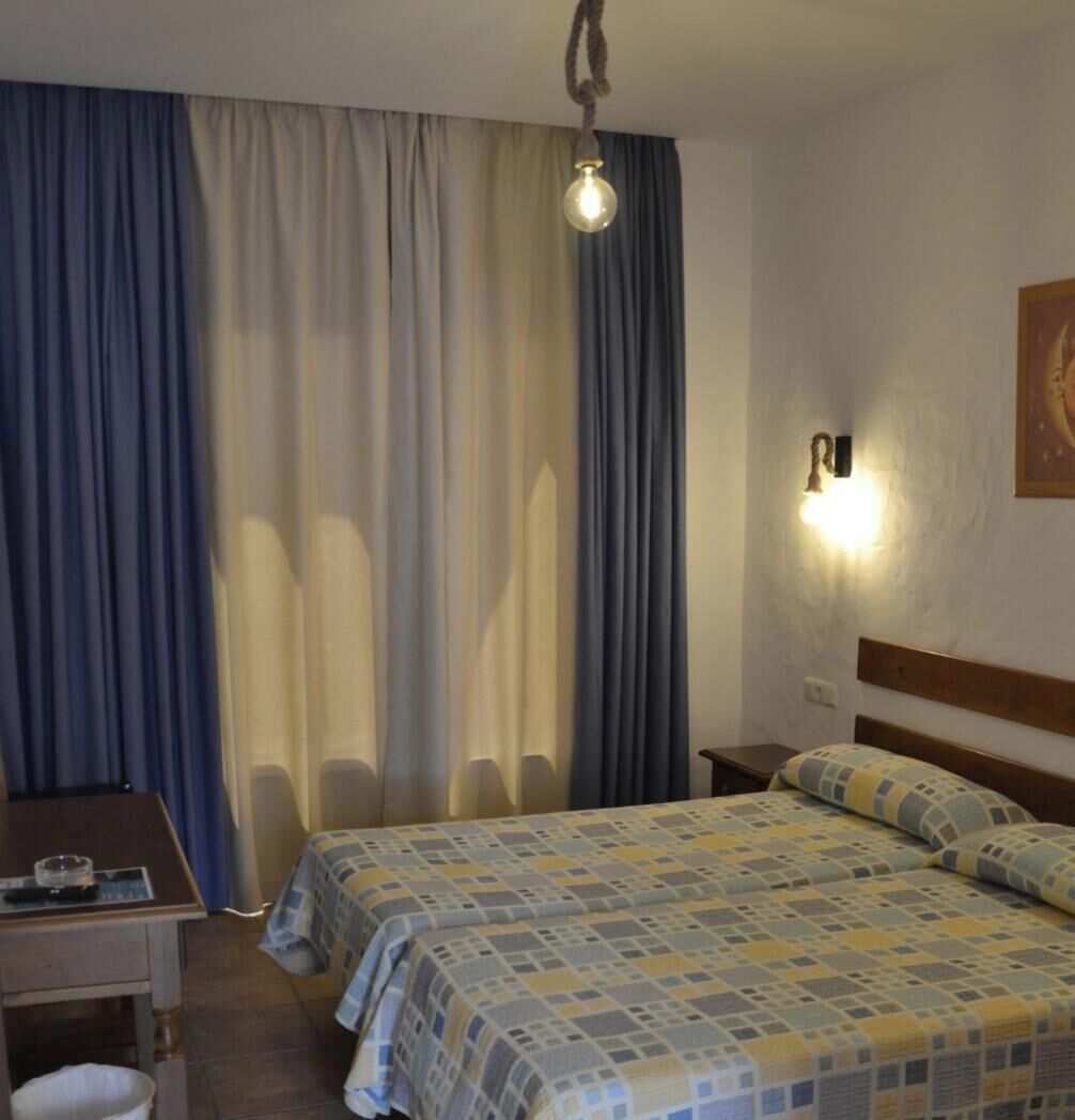 Vòi sen/bồn tắm kết hợp, máy sấy tóc, chậu vệ sinh/vòi rửa, khăn tắm 