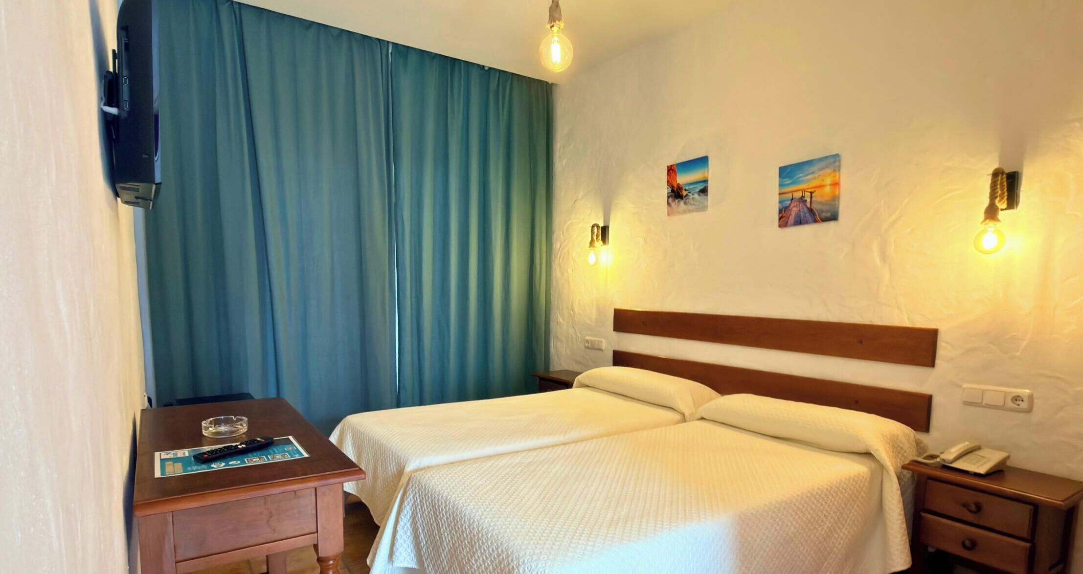 Standard Twin Room | Minibar, desk, free WiFi, bed sheets