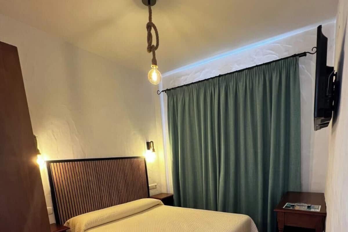 Quarto casal standard, 1 cama Queen | Frigobar, escrivaninha, Wi-Fi de cortesia, roupa de cama