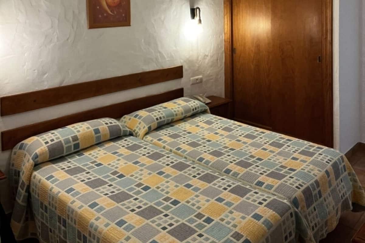 Dubbelrum - uteplats | Minibar, skrivbord, gratis wi-fi och sängkläder