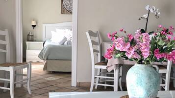 Appartement Exclusif, 2 chambres, balcon, vue mer | Coin séjour | Télévision, livres