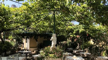 Petit déjeuner et dîner servis sur place, vue sur la mer