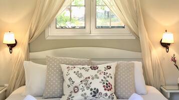 Studio, côté jardin | Coffres-forts dans les chambres, ameublement personnalisé, bureau