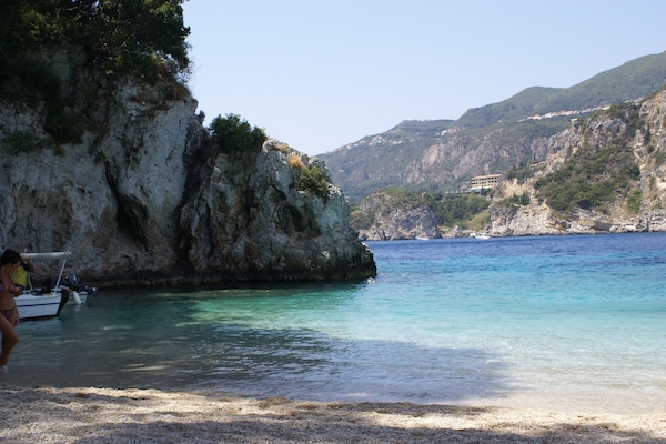 Una spiaggia nelle vicinanze, lettini da mare, ombrelloni