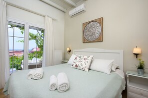 Leilighet – exclusive, 2 soverom, balkong, sjøutsikt | Safe på rommet, individuelt innredet, skrivebord og strykejern/-brett