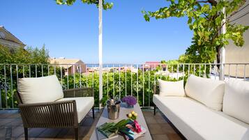 Exclusive Apartment, 2 Bedrooms, Balcony, Sea View | Terrace/patio