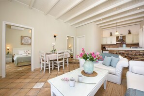 Leilighet – exclusive, 2 soverom, balkong, sjøutsikt | Oppholdsområde | TV og bøker