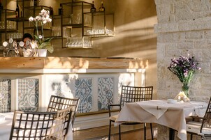 Se sirven desayunos y cenas; cocina griega; con vista al mar