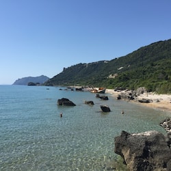 Playa en los alrededores, camastros, sombrillas y toallas de playa