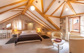 Colchones con pillow-top, escritorio y sistema de insonorización 