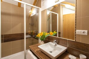 Habitación triple | Baño | Toallas