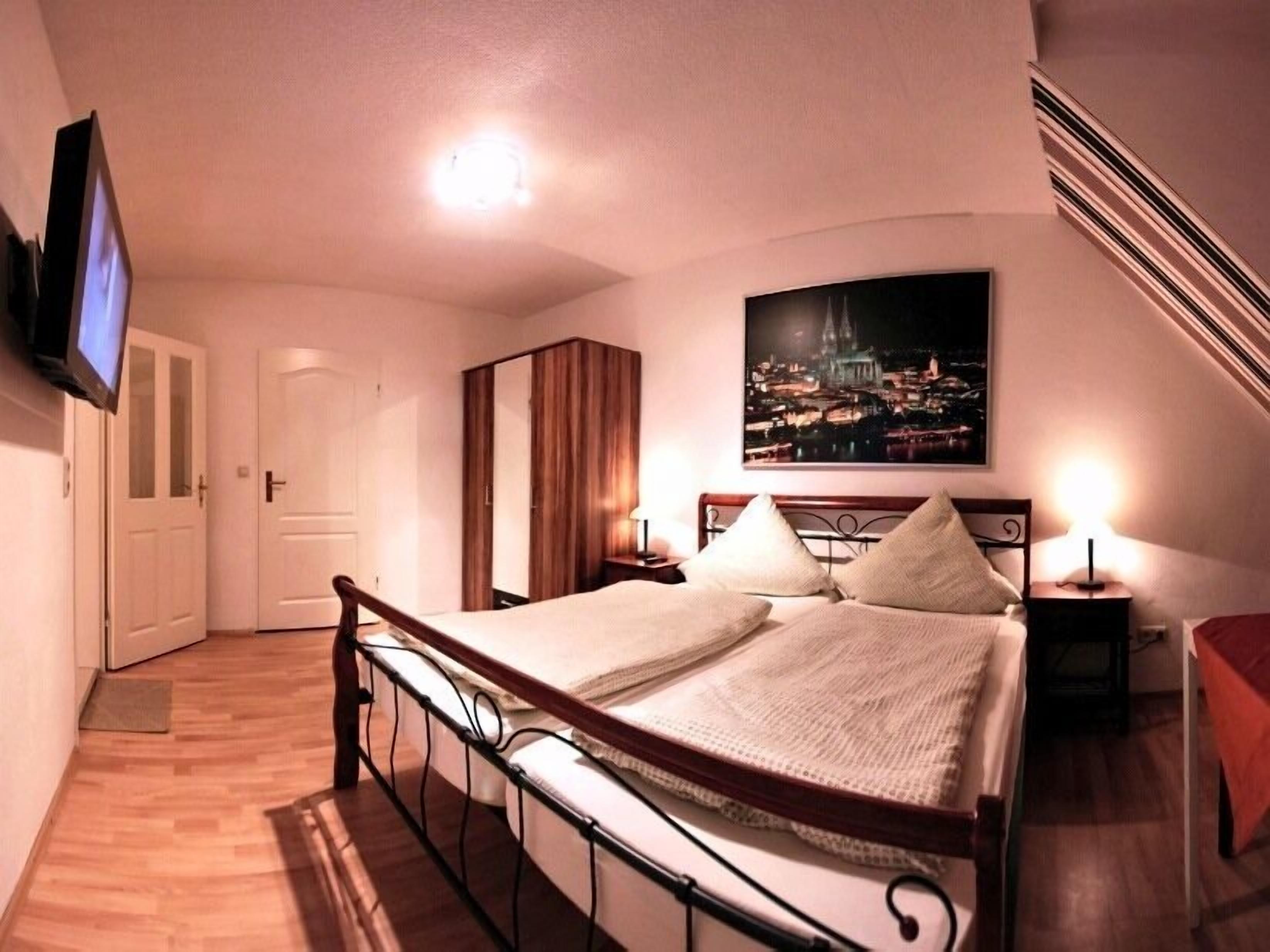 Foto - Balthasar Neumann Speiserei & Gästehaus - Zentrum Brühl -E-Ladestation, nähe Phantasialand