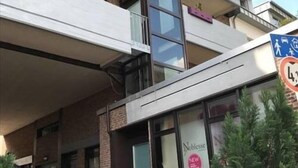 En bygning med flere etager, med et skilt der angiver en vurdering på 4,3.