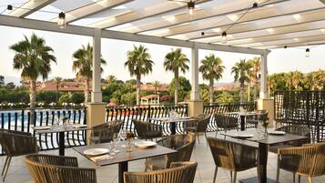 4 restaurantes, se sirven desayunos, comidas y cocina internacional