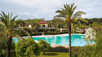 2 piscines extérieures, parasols de plage, chaises longues