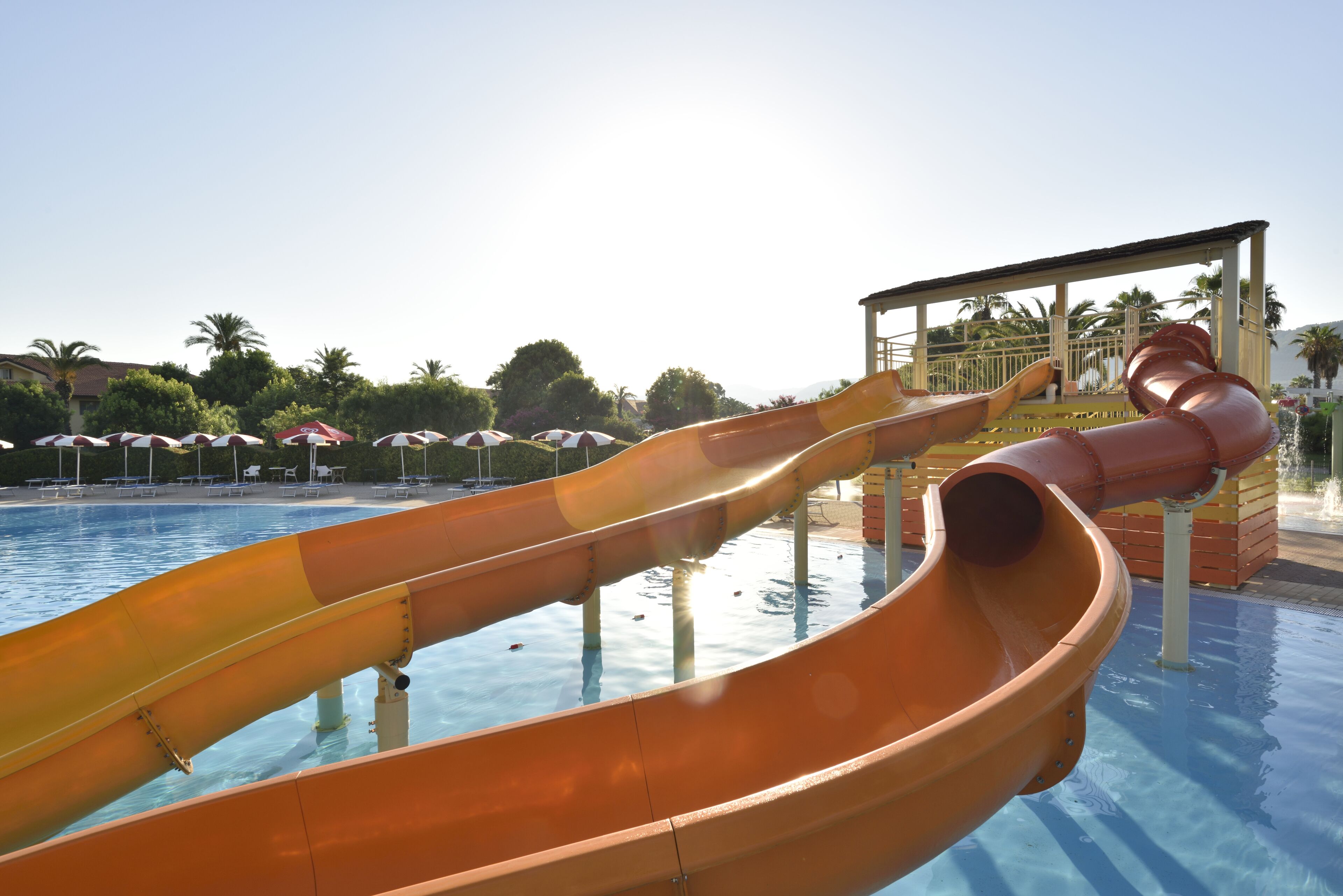 Un parco acquatico con diverse scivolate su una piscina.