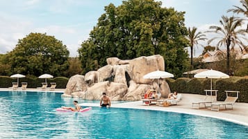 2 piscines extérieures, parasols de plage, chaises longues