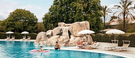 2 piscines extérieures, parasols de plage, chaises longues