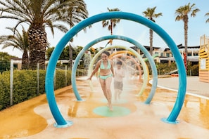 2 ulkouima-allasta, aurinkovarjoja, aurinkotuoleja