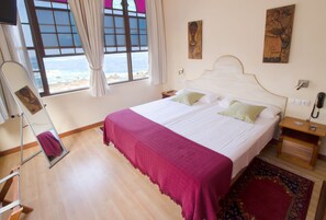 Dobbeltrom, sjøutsikt (Room 10) | Sengetøy av topp kvalitet, dundyner, safe på rommet og skrivebord