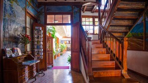 A wooden staircase with a view of a hallway leading to a room. - Garahotel (Garachico)