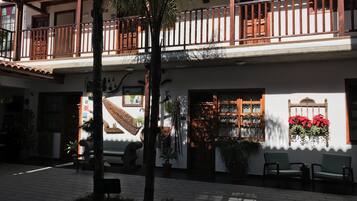 Double Room, Accessible (Habitación 5) | Courtyard view