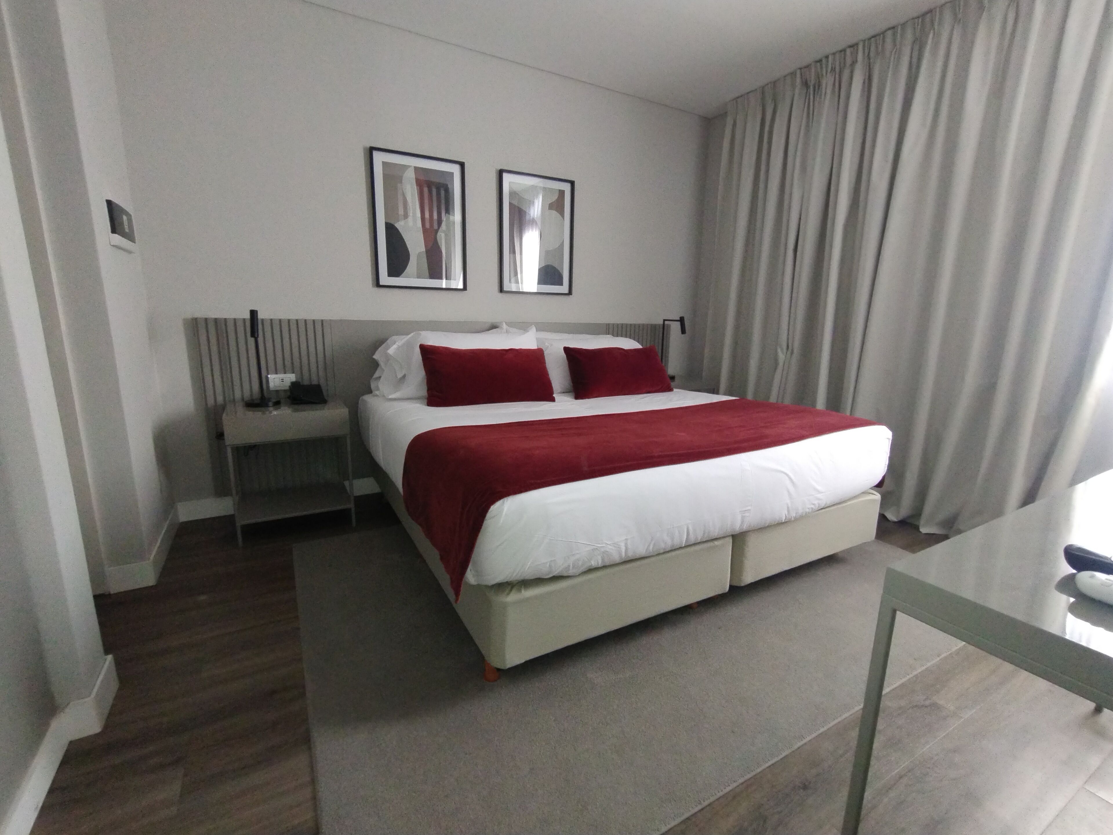 Deluxe Triple Room | Minibar, in-room safe, desk, soundproofing