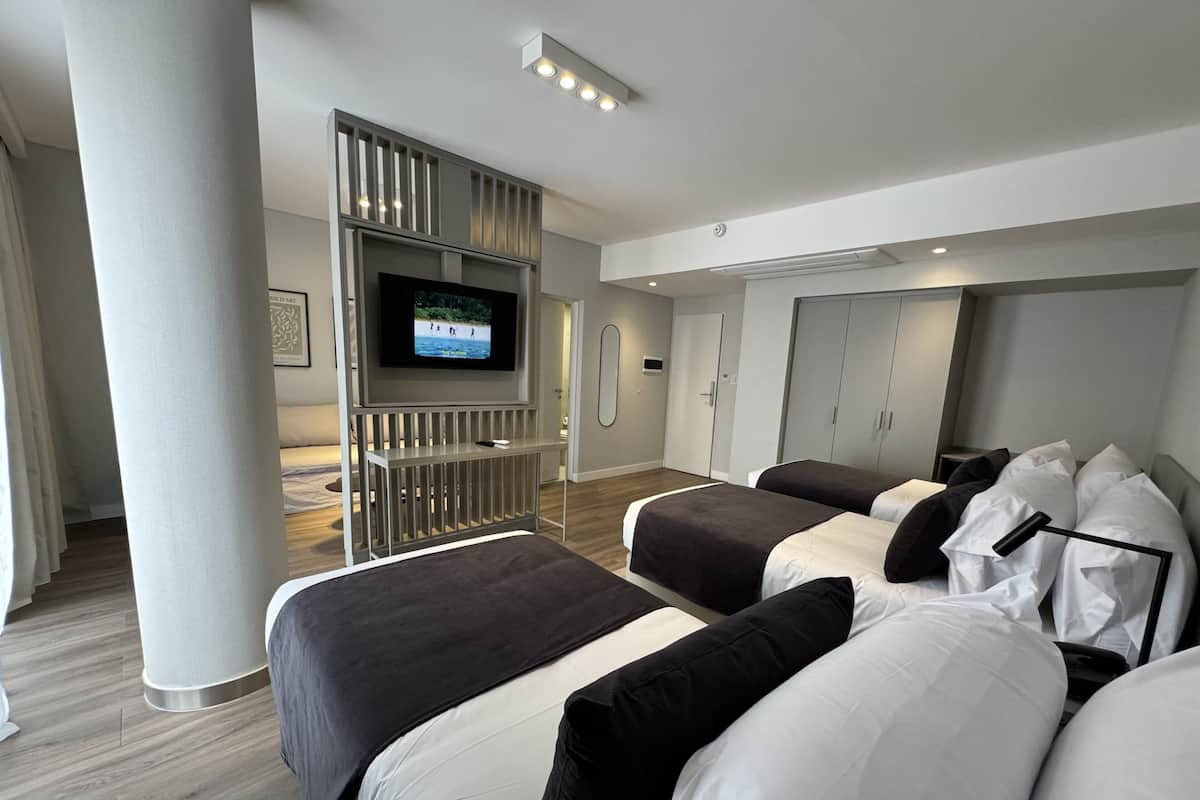 Suite Triple | Een minibar, een kluis op de kamer, een bureau, geluiddichte muren