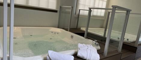 Sauna, hot tub, ruang uap, dan pijat